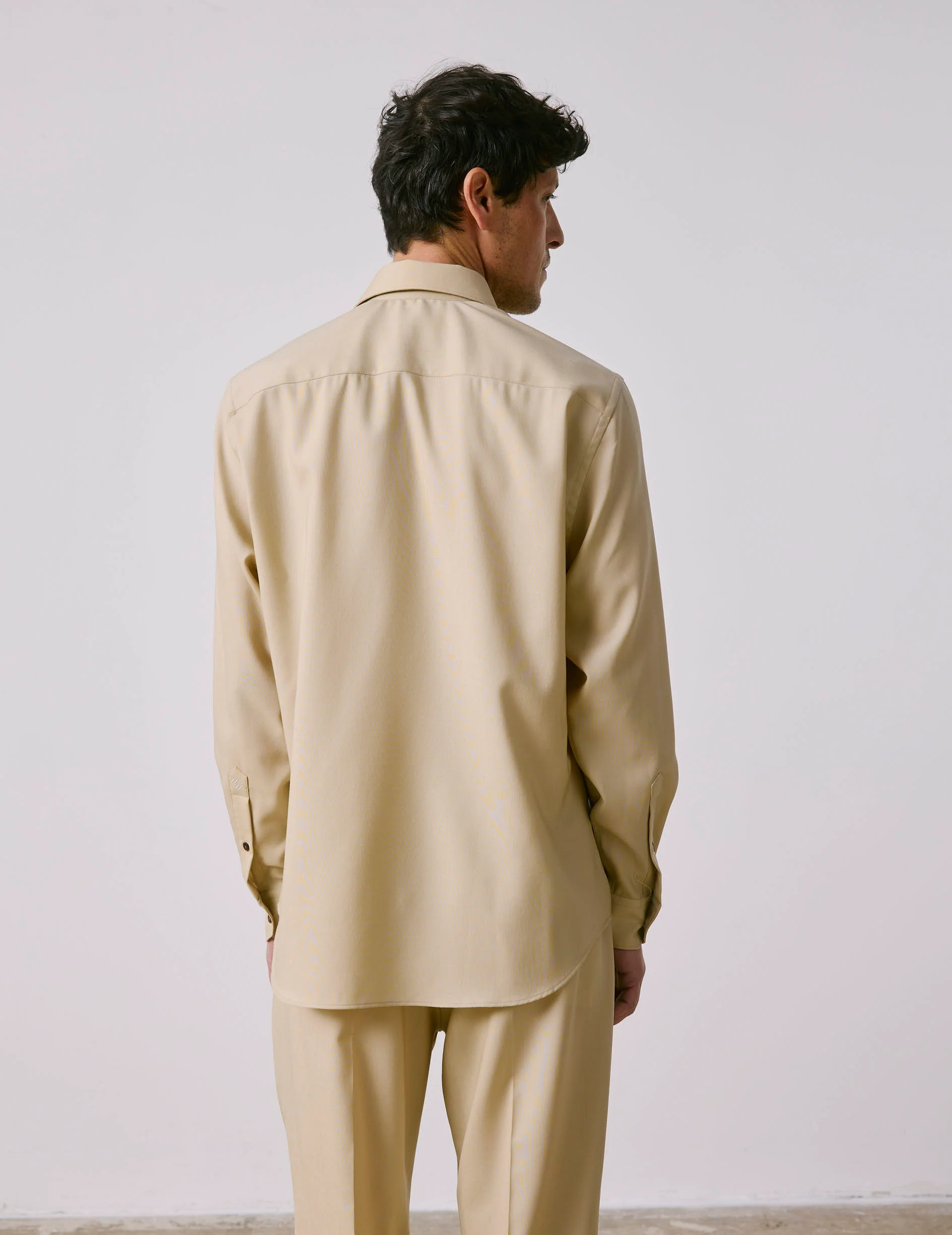 Chemise semi-ajustée en laine vierge beige - Image 3