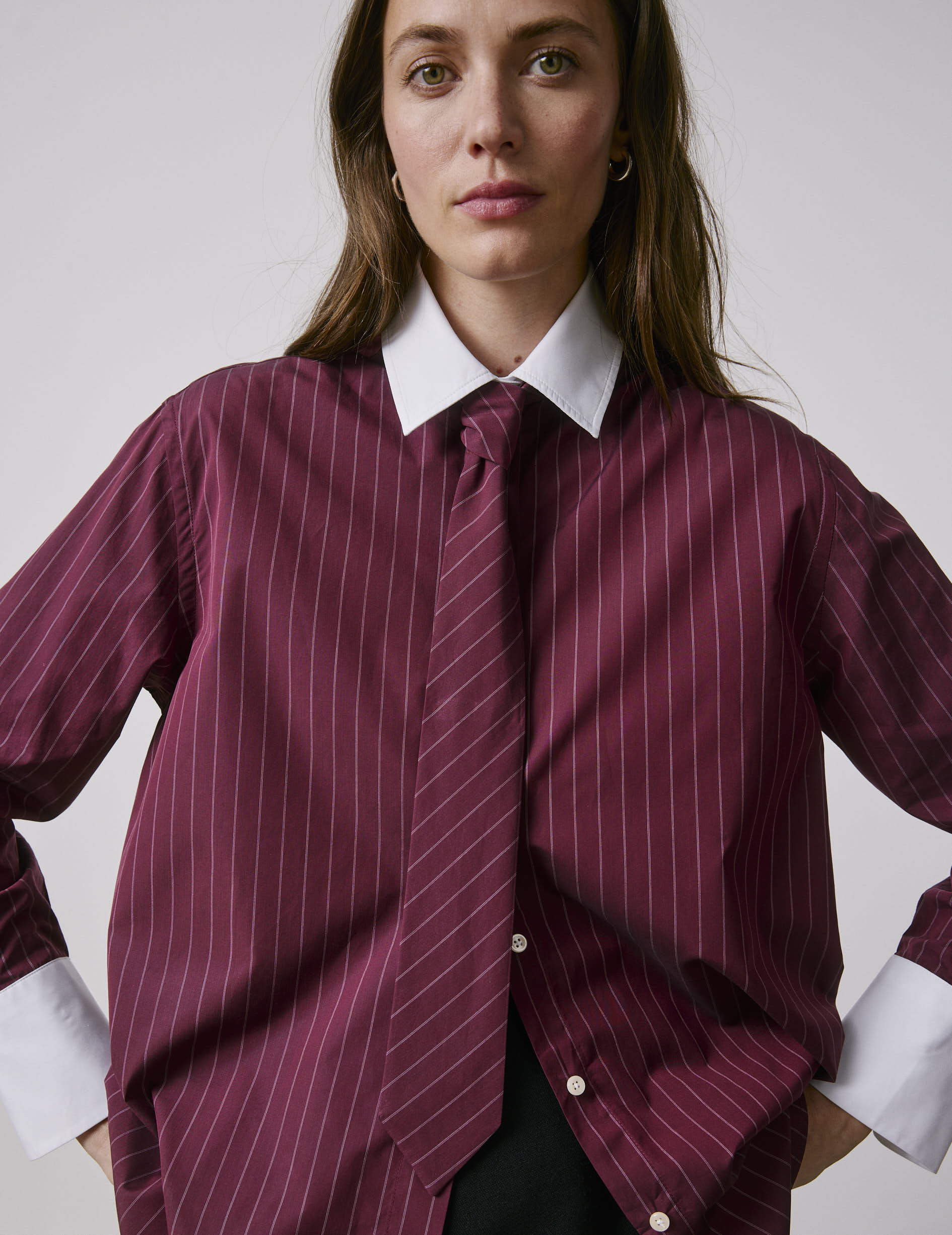 Chemise Naéline avec cravate amovible rayée bordeaux
