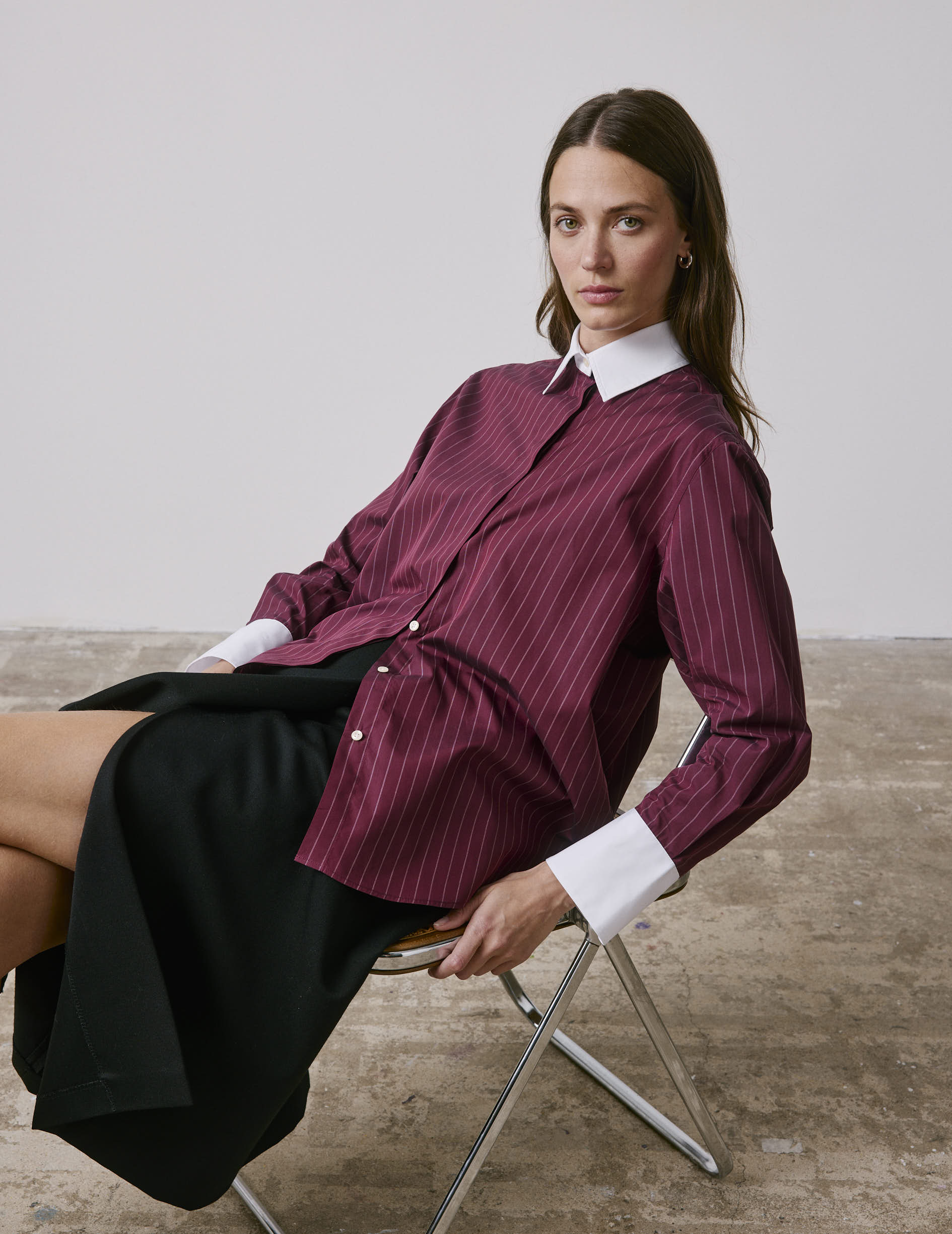 Chemise Naéline avec cravate amovible rayée bordeaux - Image 3