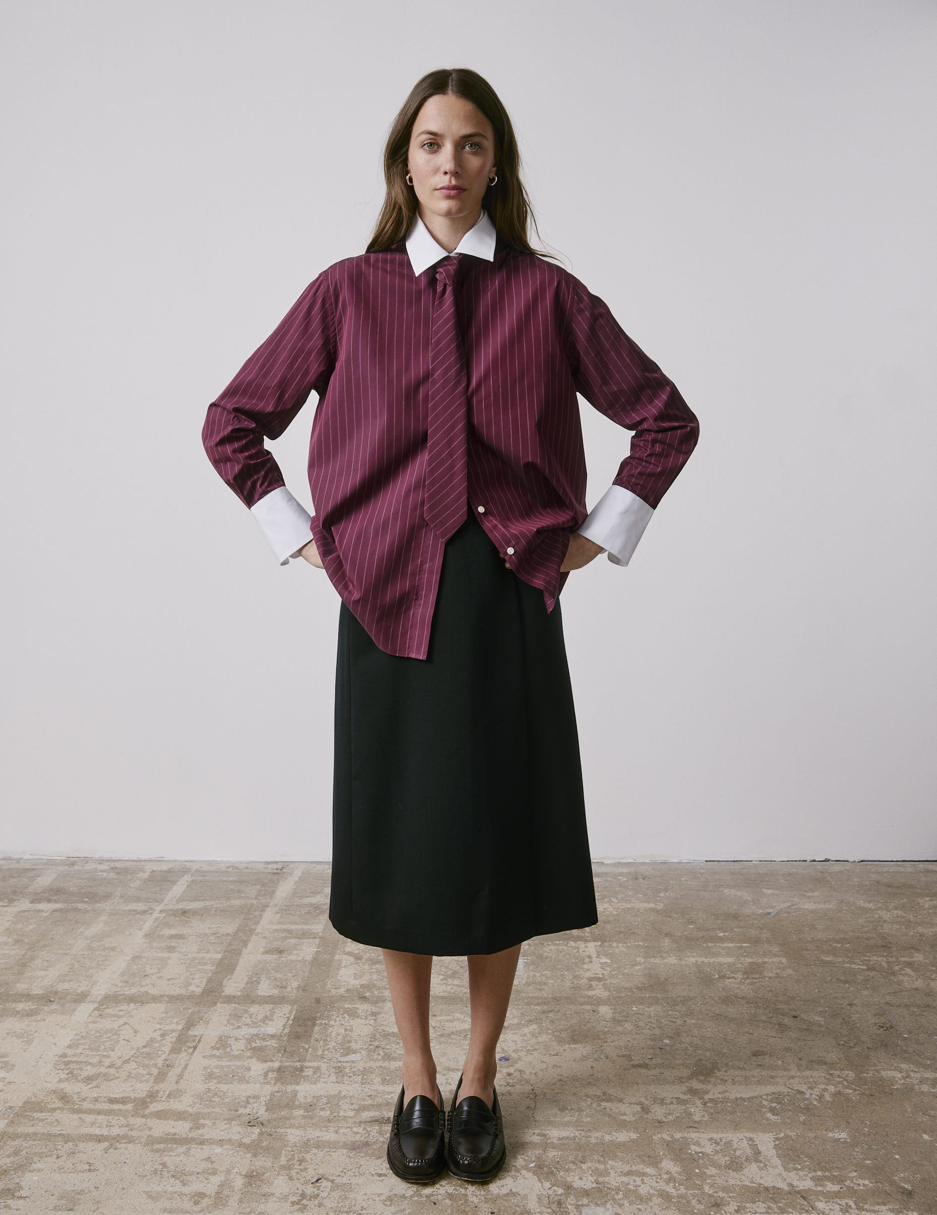 Chemise Naéline avec cravate amovible rayée bordeaux - Image 4