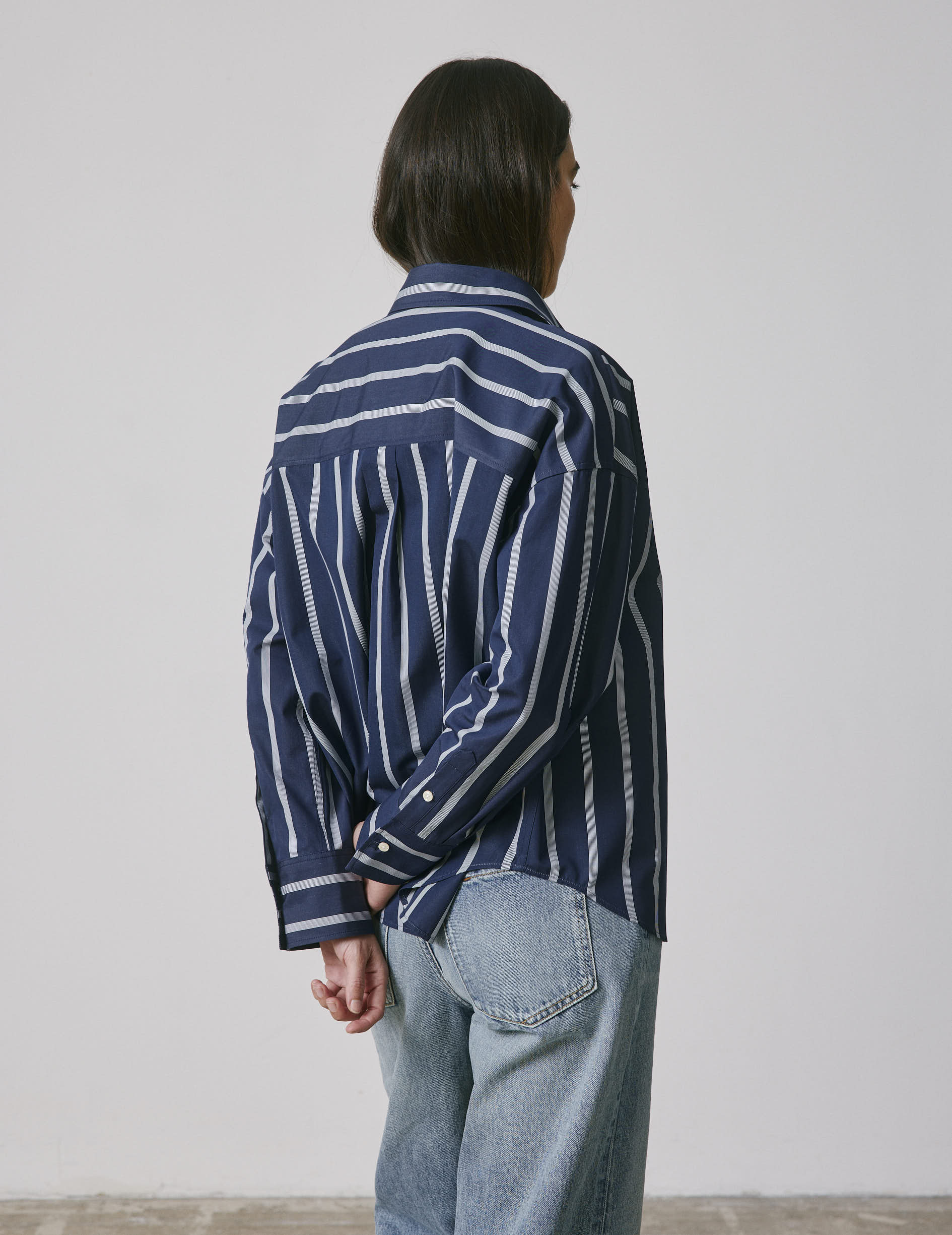 Chemise oversize Eugénie rayée bleu marine - Image 3
