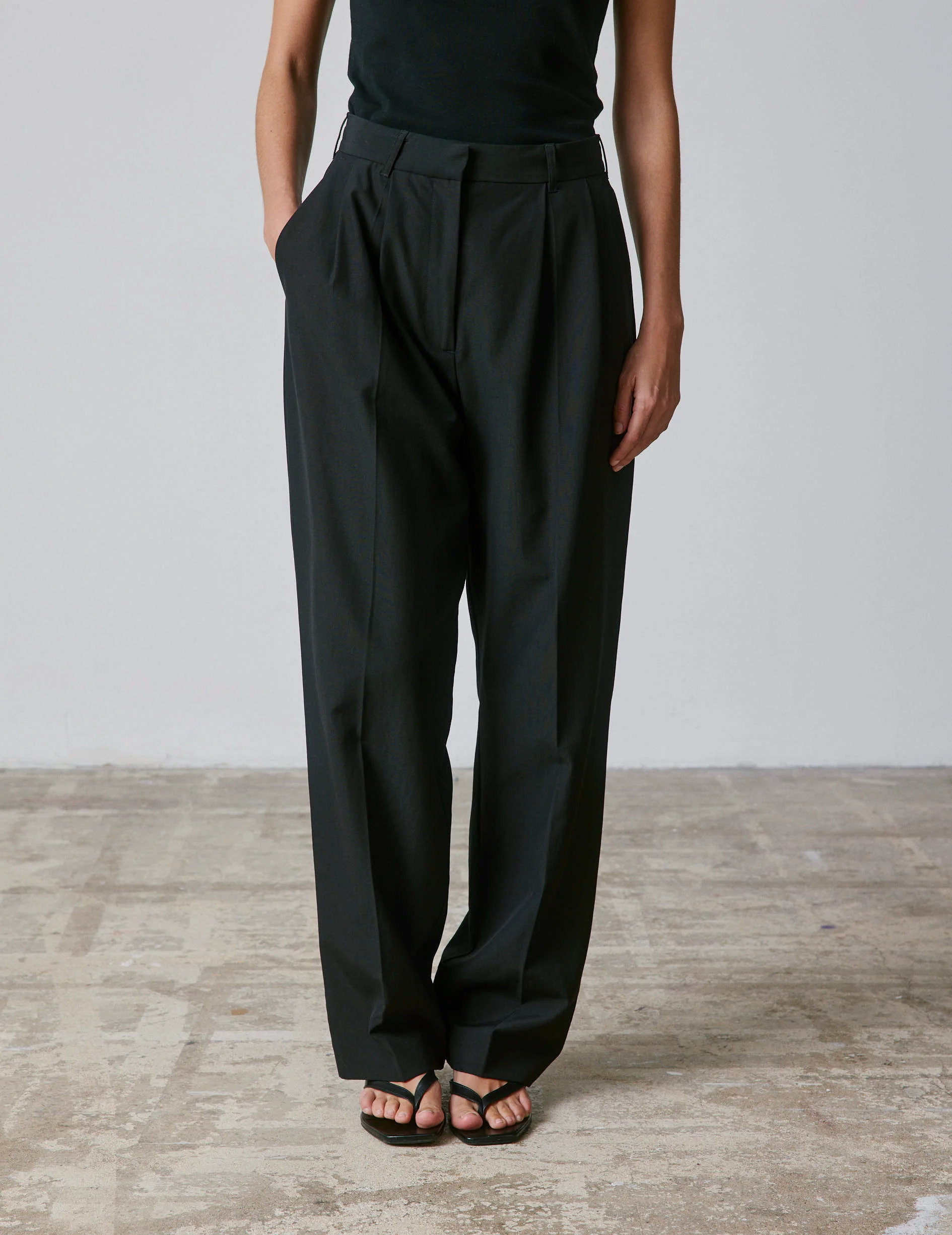 Pantalon de costume Nelly en laine vierge noire
